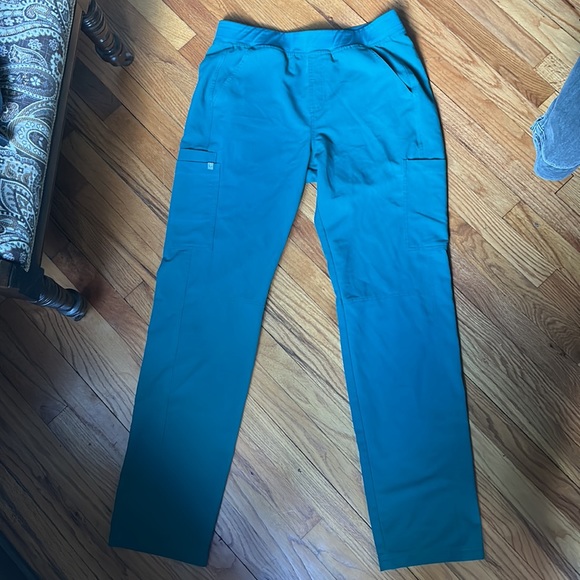 Figs men scrub top and bottom. Hunter Green. - Picture 3 of 4